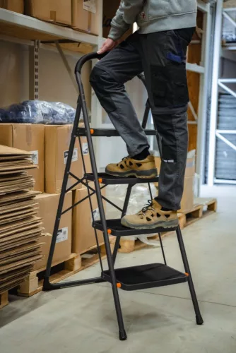 Összecsukható 4 lépcsős fellépő, utolsó lépcsőfok magassága 98 cm